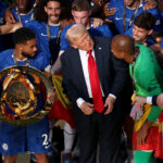 Viral ο Τραμπ: «Βιδωμένος» στο βάθρο με το τρόπαιο της Τσέλσι – Δείτε βίντεο