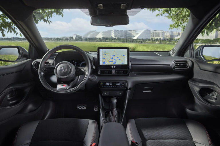 Το πιο δημοφιλές Toyota στην Ελλάδα που παίρνεις με 275 ευρώ/μήνα – Καίει 3,8lt/100km