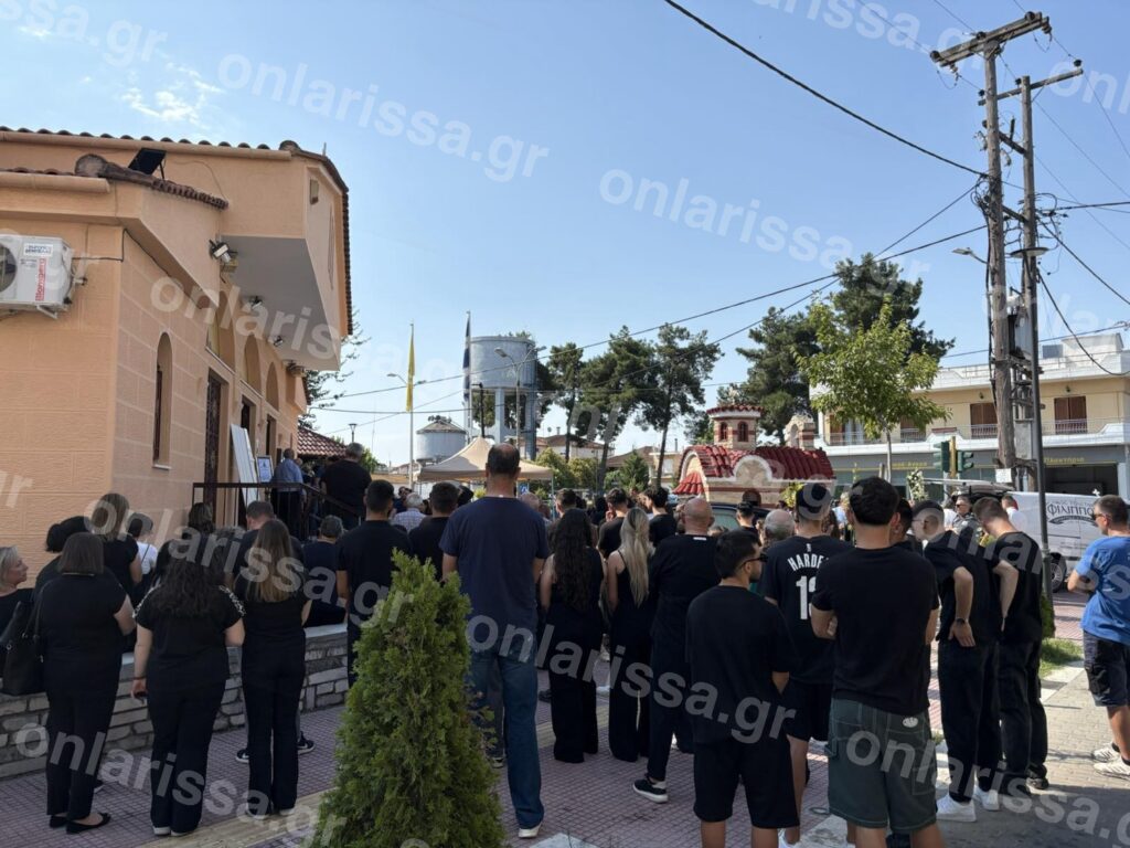 Λάρισα: Σε βαρύ κλίμα η κηδεία της 18χρονης που κατέρρευσε σε γυμναστήριο – Τραγικές φιγούρες οι γον