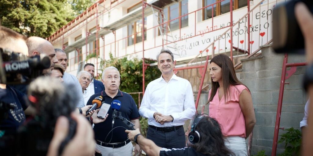 Μητσοτάκης στο 2ο δημοτικό σχολείο Καρπενησίου: 430 σχολεία θα αναβαθμιστούν τον Σεπτέμβριο [εικόνες