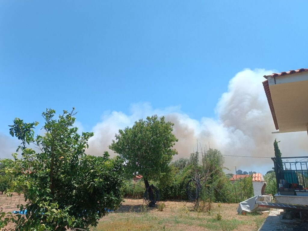Φωτιά στον Μαραθώνα: Μήνυμα του 112 για εκκένωση