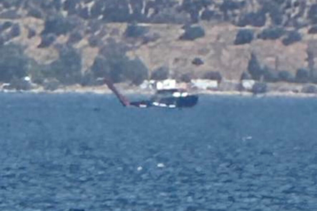 Ελευσίνα: Πώς έγινε η αναγκαστική προσθαλάσσωση του πυροσβεστικού ελικοπτέρου – Καλά στην υγεί