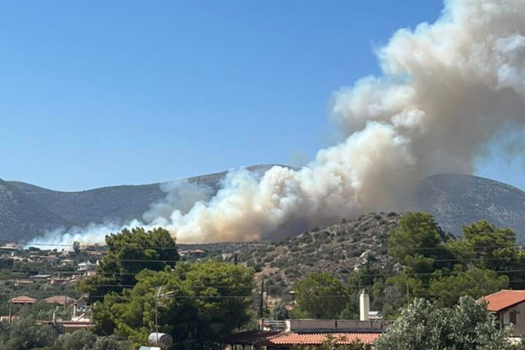 Φωτιά στη λεωφόρο Βάρης – Κορωπίου: Οριοθετήθηκε σε 45 λεπτά