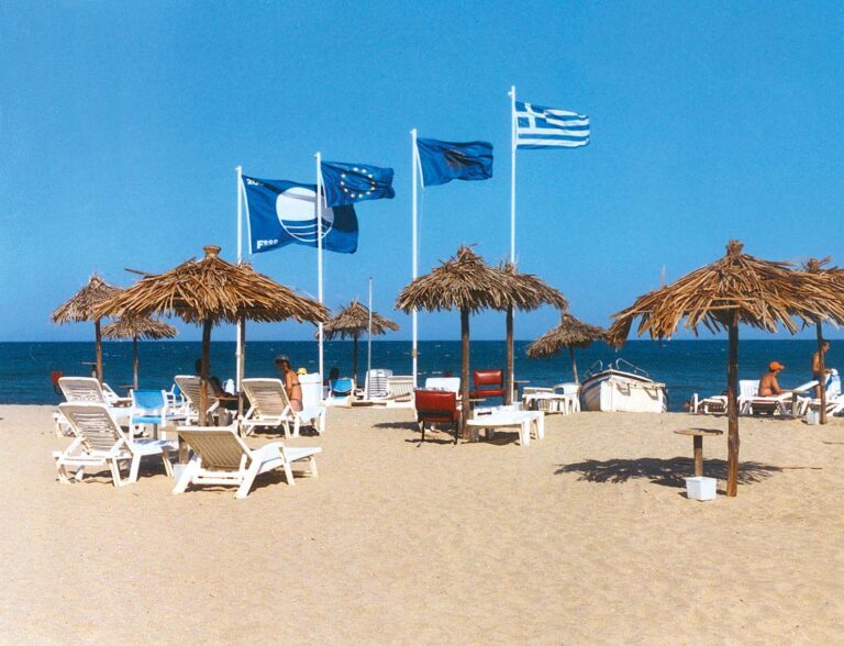 Αυτές είναι οι 12 ακτές που χάνουν τη «Γαλάζια Σημαία» το 2025