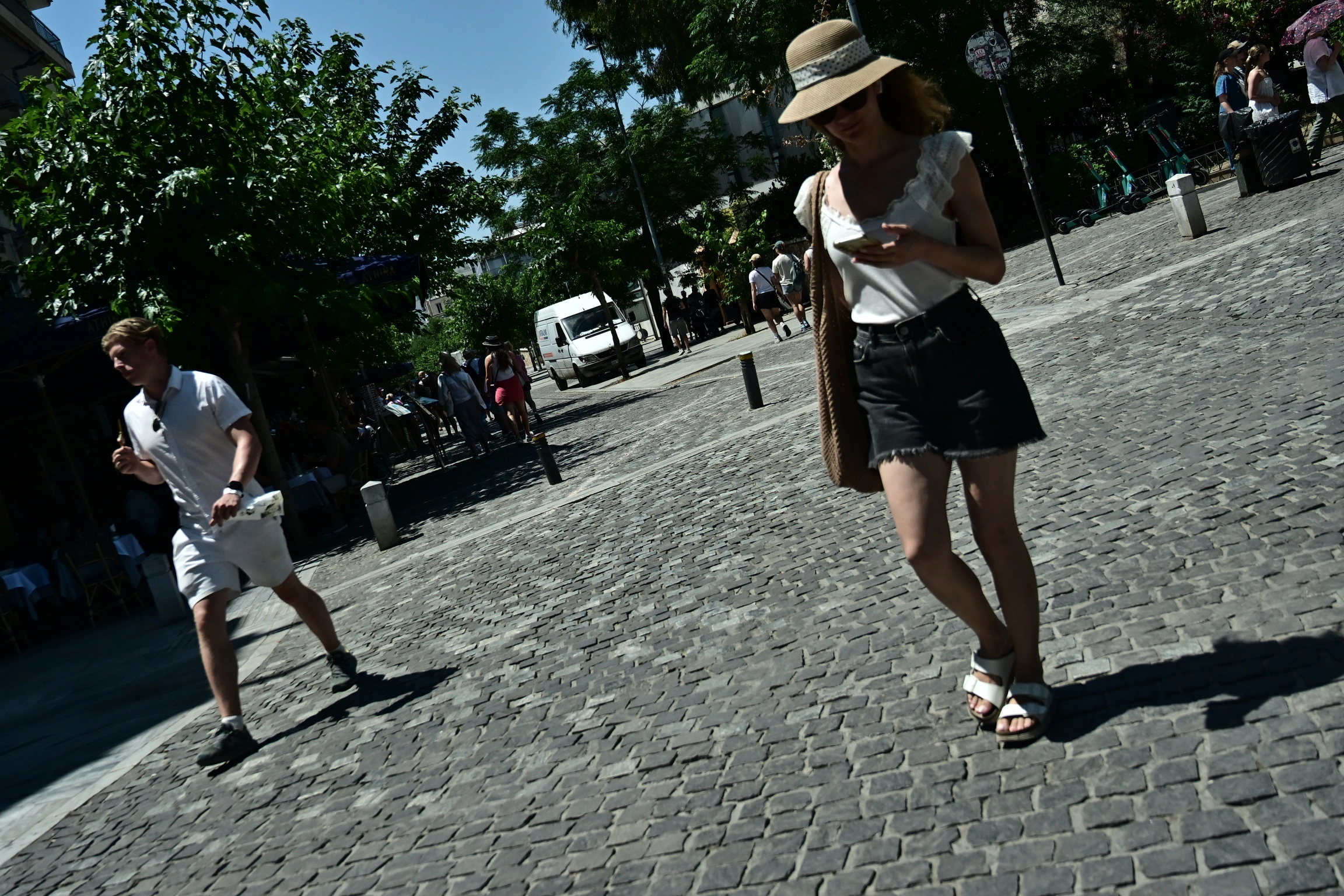 Καιρός: «Φούρνος» η Ελλάδα - Έρχεται τετραήμερος καύσωνας με 40άρια και θυελλώδεις ανέμους