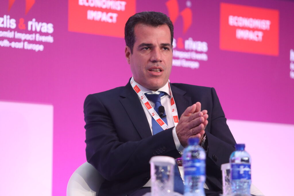 Πλεύρης στον Economist για μεταναστευτικό: Η Ευρώπη πρέπει να μπει σε ένα σύστημα των κεντρικών επισ