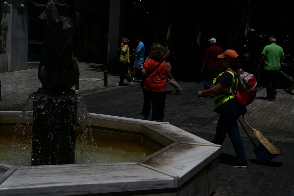 Ιστορική πτώση στην ανεργία: Εντυπωσιακά στοιχεία για νέους και γυναίκες