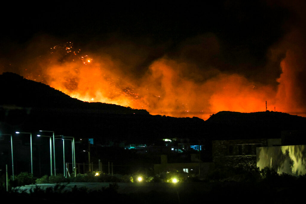 Εκτός ελέγχου η φωτιά στην Ιεράπετρα: Στα 8 χιλιόμετρα επεκτείνεται ο πύρινος εφιάλτης – Στη μ