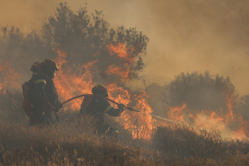 Ιεράπετρα: Νέα αναζωπύρωση της φωτιάς – Εκκένωση τεσσάρων οικισμών με μήνυμα 112 [εικόνες – βί