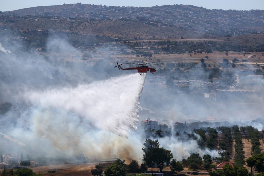Πυρκαγιές: Σε ύφεση η φωτιά στη Ραφήνα, καλύτερη η εικόνα στην Ιεράπετρα – Συνεχίζεται η μάχη 