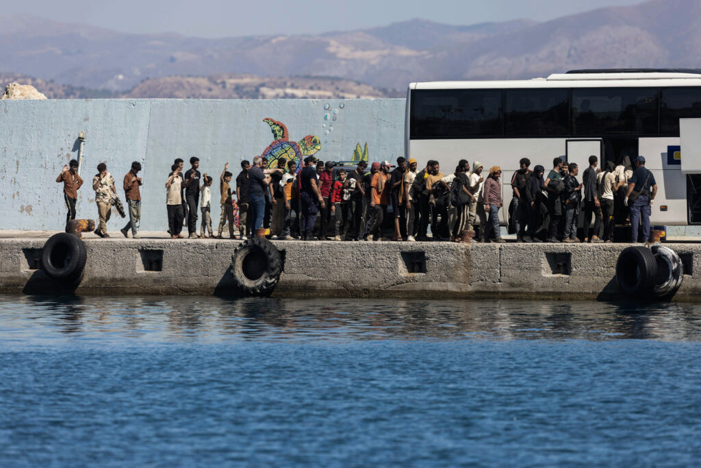 Πάνω από 750 μετανάστες στην Κρήτη σε ένα 24ωρο – Βίντεο με πλοιάριο ανάμεσα σε παραλία με λουόμενου