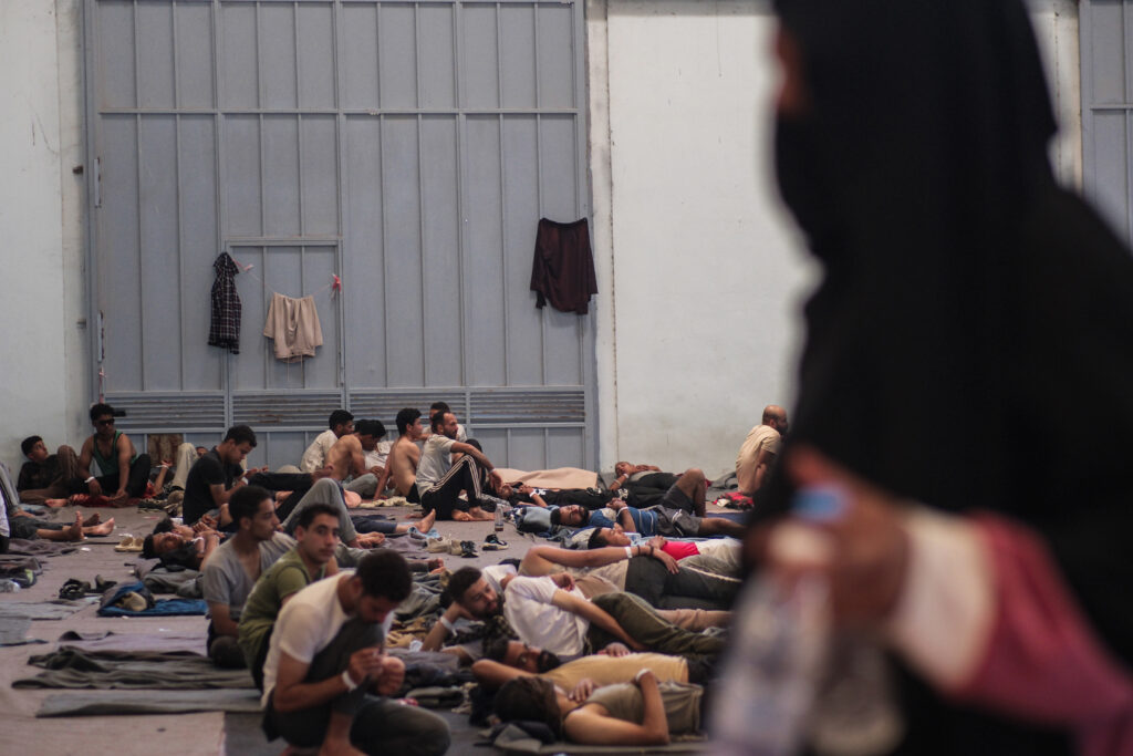 Κρήτη: Ασφυκτική η κατάσταση στο εκθεσιακό κέντρο Αγυιάς – Περισσότεροι από 800 πρόσφυγες και μετανάστες σε προσωρινή φιλοξενία