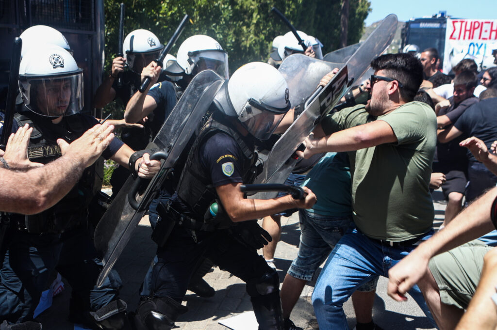 Ένταση ΜΑΤ – φοιτητών στη Σύνοδο Πρυτάνεων στην Ανάβυσσο
