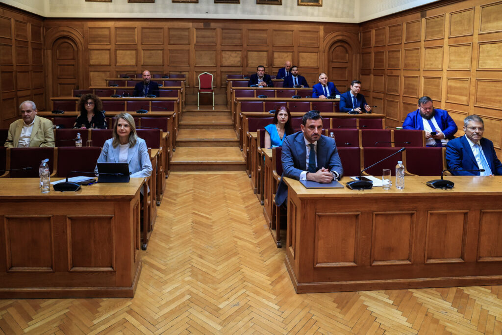 Βουλή: Αυτό είναι το πόρισμα της ΝΔ για τα Τέμπη – Ζητά την παραπομπή Καραμανλή στο Δικαστικό 