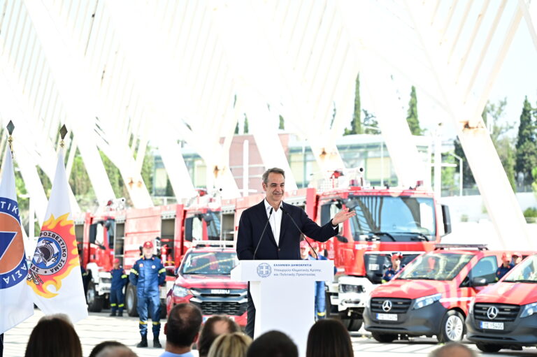 Μητσοτάκης στην τελετή παράδοσης 164 νέων οχημάτων στην Πυροσβεστική: Η πατρίδα προοδεύει και κάνει 