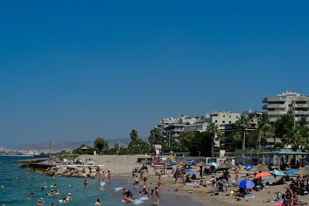 Καύσωνας: Το αδιαχώρητο στις παραλίες της Αττικής