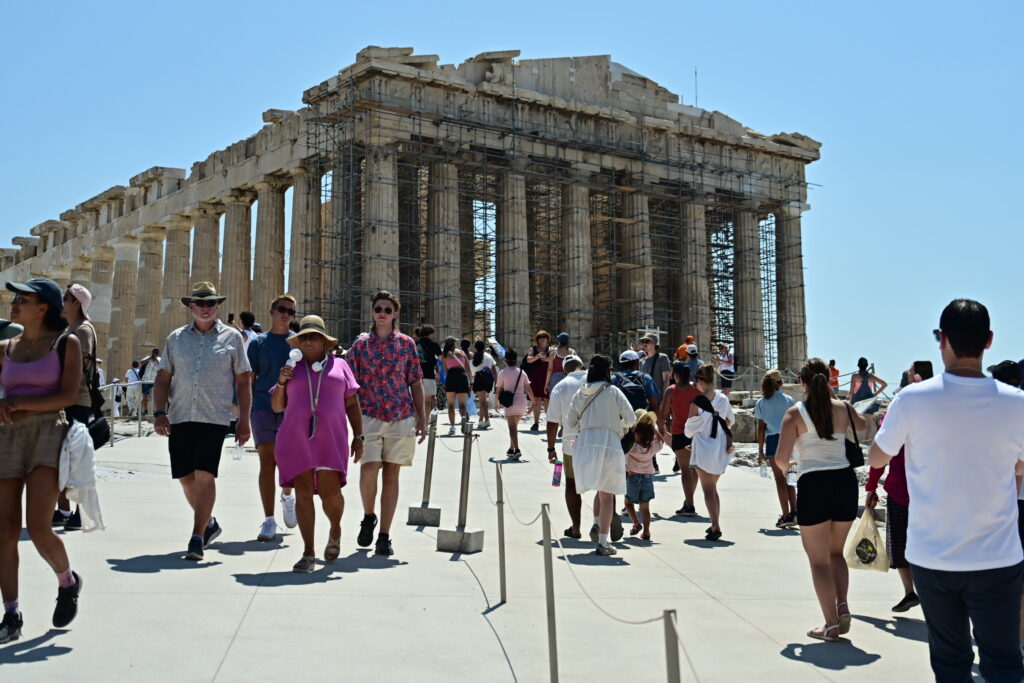 Πλήθος τουριστών παρά τον καύσωνα στην Ακρόπολη – «Οπλισμένοι» με ανεμιστηράκια και ομπρέλες