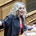 Τζώρτζια Κεφαλά: Τραγούδησε την «Κιβωτό» της Ελένης Βιτάλη από το βήμα της Βουλής
