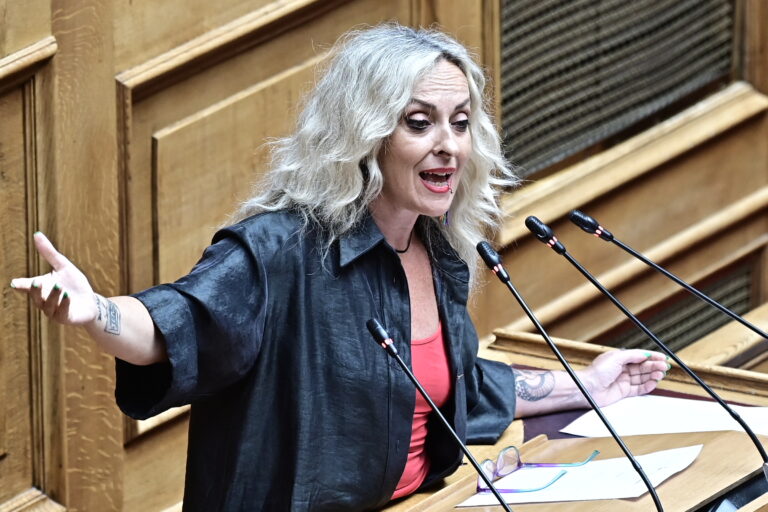 Τζώρτζια Κεφαλά: Τραγούδησε την «Κιβωτό» της Ελένης Βιτάλη από το βήμα της Βουλής