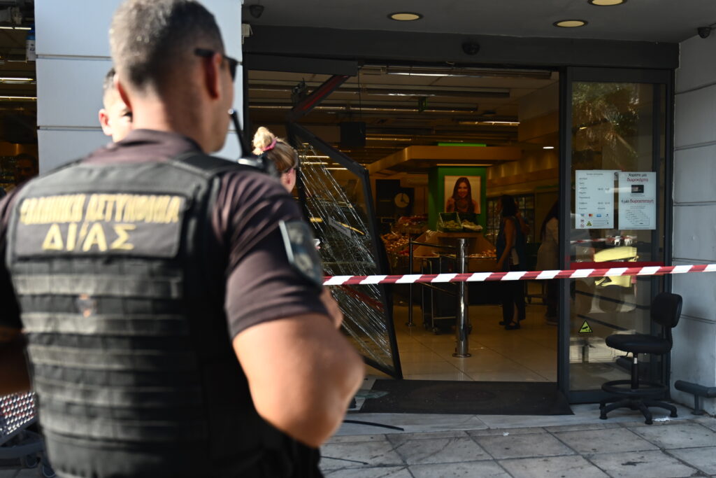 Τροχαίο στη Νίκαια: Ποια είναι η κατάσταση των τριών τραυματιών από την «εισβολή» του αυτοκινήτου σε σούπερ μάρκετ