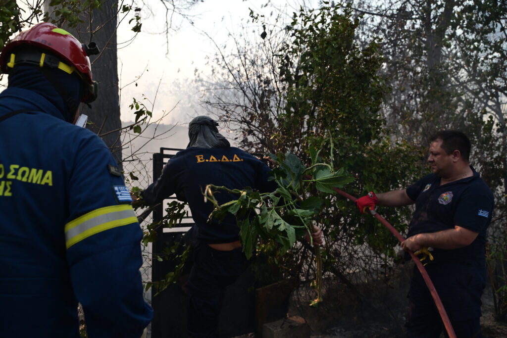 Φωτιά στην Δροσοπηγή Αττικής – Καίγονται σπίτια στο Κρυονέρι
