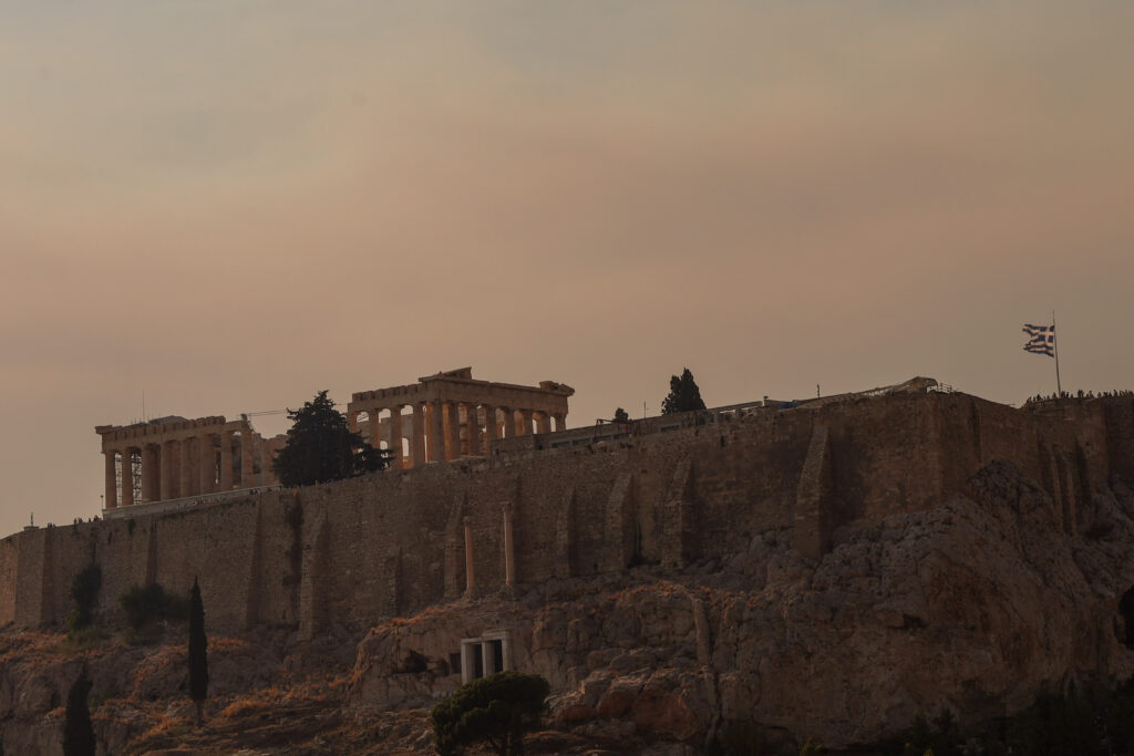 Ο καπνός από τη φωτιά στη Δροσοπηγή σκεπάζει την Αθήνα