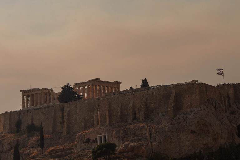 Ο καπνός από τη φωτιά στη Δροσοπηγή σκεπάζει την Αθήνα