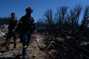 Δύο εστίες ξέσπασαν στη φωτιά που εκδηλώθηκε στην Πολυτεχνειούπολη Ζωγράφου στους πρόποδες του Υμηττού το μεσημέρι της Δευτέρας