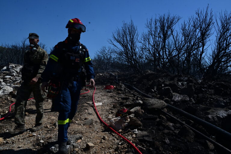 Δύο εστίες ξέσπασαν στη φωτιά που εκδηλώθηκε στην Πολυτεχνειούπολη Ζωγράφου στους πρόποδες του Υμηττού το μεσημέρι της Δευτέρας