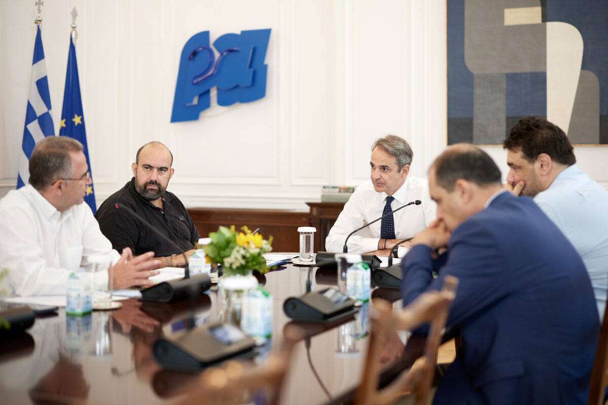 Ο πρωθυπουργός συναντήθηκε στο μαξίμου με τον Δήμαρχο Κυθήρων Στράτο Χαρχαλάκη