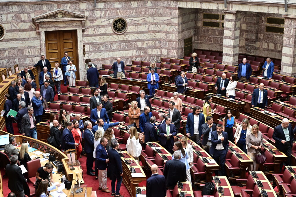 Βουλή: Απορρίφθηκαν οι προτάσεις για προανακριτική κατά Βορίδη – Αυγενάκη – Σόου με αποχή της