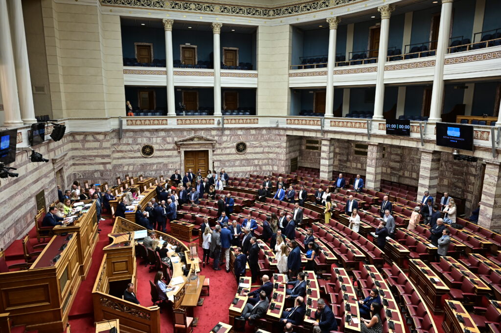 Κοινοβουλευτικές πηγές ΝΔ για αποχώρηση της Αντιπολίτευσης: «Φθηνός λαϊκισμός» και «δημιουργία εντυπ