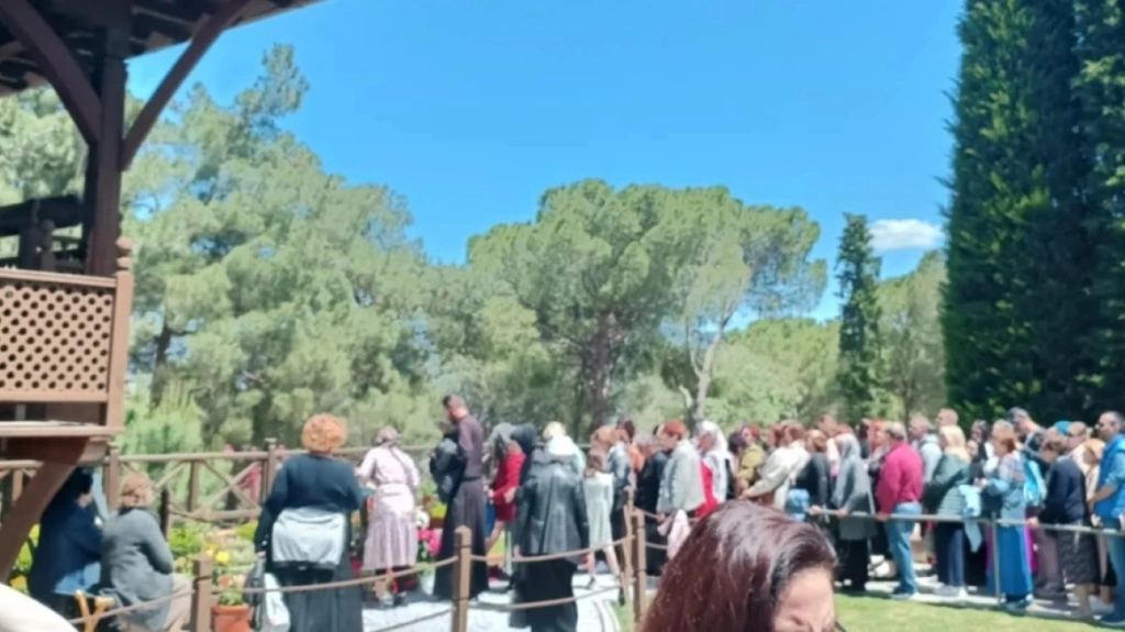 Άγιος Παΐσιος: Πλήθος πιστών στη Σουρωτή για τη γιορτή του [Εικόνες-Βίντεο]