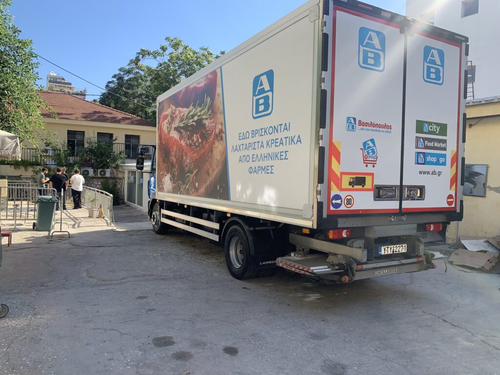 Η ΑΒ Βασιλόπουλος στηρίζει το Κ.Υ.Α.Δ.Α. με δωρεά τροφίμων σε 3.500 οικογένειες