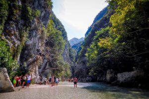 Πτώσεις βράχων στο φαράγγι του Αχέροντα – Προειδοποίηση εκδρομέων [Βίντεο]