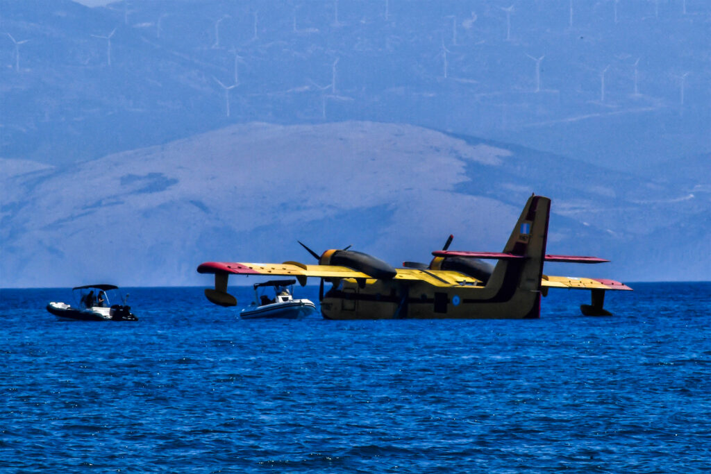 Κορινθία: Αναγκαστική προσθαλάσσωση Canadair – Βίντεο από την ρυμούλκηση του
