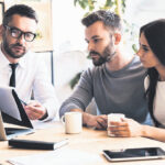 ΙΟΒΕ: Πιο θετικό το επιχειρηματικό κλίμα – Oι καταναλωτές παραμένουν επιφυλακτικοί