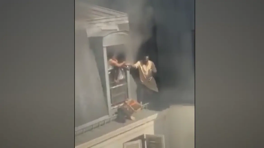 Συγκλονιστική διάσωση στο Παρίσι: Άνδρας έσωσε οικογένεια από διαμέρισμα που φλεγόταν [Βίντεο]