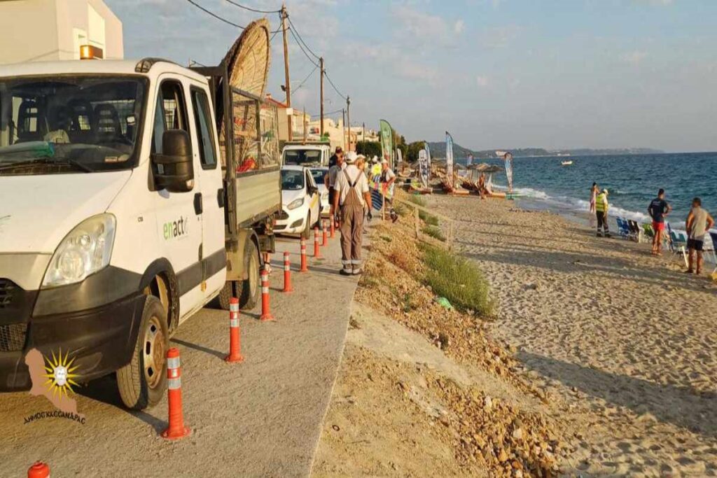 Χαλκιδική: Συνεχίζεται η απομάκρυνση ομπρελών και εξοπλισμού από τις παραλίες του δήμου Κασσάνδρας
