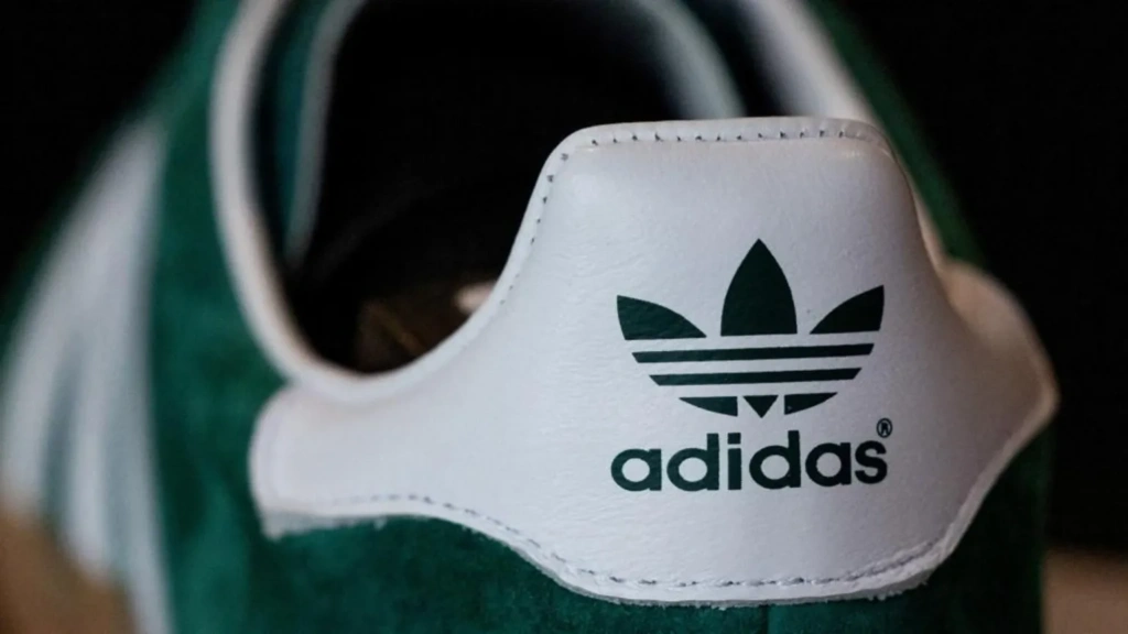 Adidas: Πανικός για τους καταναλωτές – Έρχονται αυξήσεις τιμών λόγω δασμών ύψους €200 εκατ.