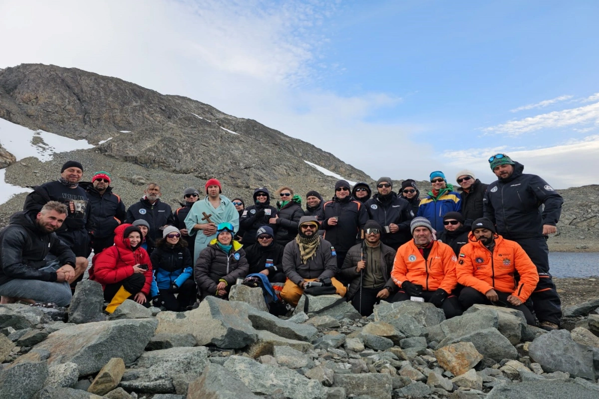 Η βουλγάρικη με την ελληνική αποστολή στην Ανταρκτική