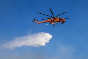 Πτώση πυροσβεστικού ελικοπτέρου στην Ελευσίνα - Καλά στην υγεία τους οι χειριστές