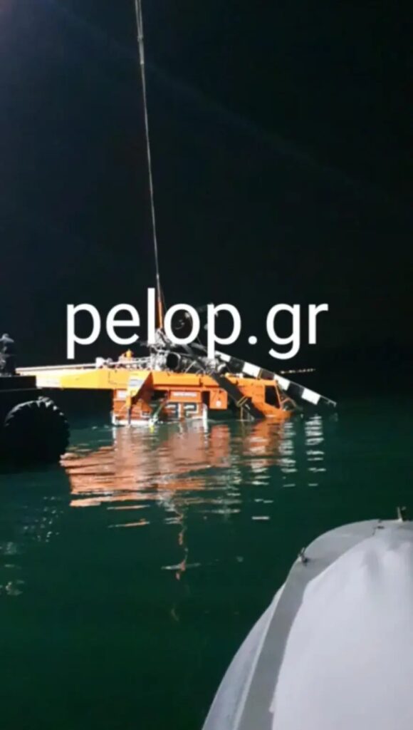 Ανασύρθηκε το ελικόπτερο από τη θάλασσα της Ελευσίνας – Oι φωτογραφίες από την ανέλκυση