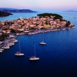 Ερμιόνη: Ταξίδι στην μαγευτική χερσόνησο με τα έντονα νησιωτικά χρώματα