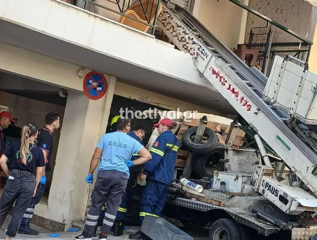 Απίστευτο ατύχημα στη Θεσσαλονίκη! Γερανός μπούκαρε σε μπαλκόνι διαμερίσματος