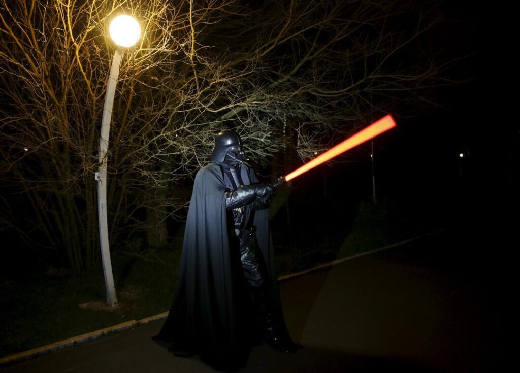 Star Wars: Πωλείται σε δημοπρασία το εμβληματικό φωτόσπαθο του Νταρθ Βέιντερ