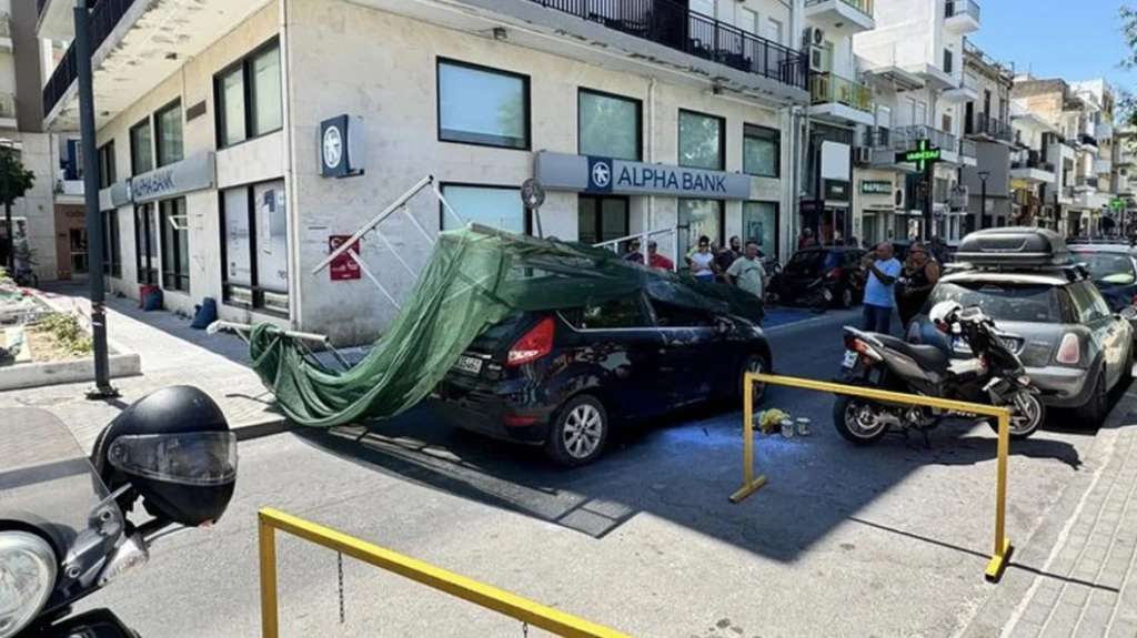 Κρήτη: Πτώση σκαλωσιάς στο κέντρο της Ιεράπετρας – Κατέληξε πάνω σε αυτοκίνητο [εικόνες]
