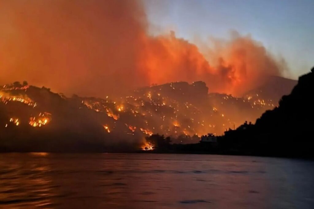 Φωτιές: Νύχτα θρίλερ σε Ιεράπετρα, Χαλκιδική και Κύθηρα – Οι εξελίξεις από τα πύρινα μέτωπα [Ε