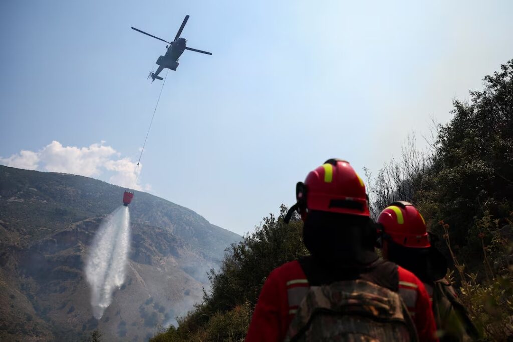 Αλβανία: Δεκαοκτώ συλλήψεις υπόπτων για εμπρησμούς