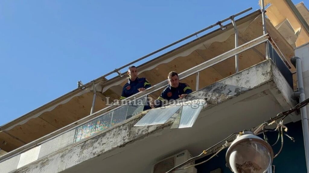 Λαμία: Μεγάλο κάγκελο με τζάμια κρεμόταν από μπαλκόνι
